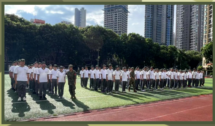 用鐵紀(jì)鑄我風(fēng)采 以軍魂耀我青春